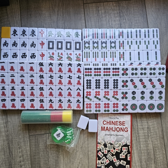 Red Mahjong Set with Green Accents - Picture 2 of 6